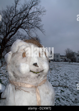 Der Schnee Mann Gesicht in ein brighton Park Stockfoto