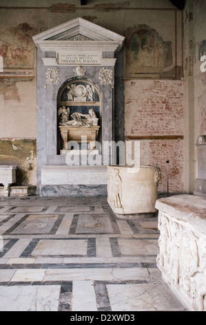 Gräber in Campo Santo Friedhof an der Piazza dei Duomo in Pisa, Italien Stockfoto