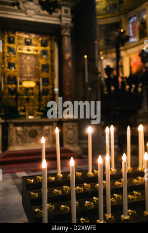 Kerzen im Inneren der Duomo (Kathedrale) in die PIazza dei Miracoli in Pisa, Italien Stockfoto