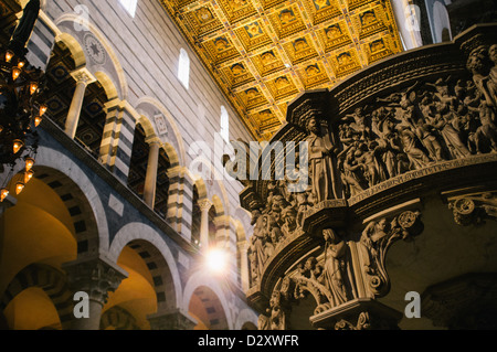 Im Inneren der Duomo (Kathedrale) in die PIazza dei Miracoli in Pisa, Italien Stockfoto