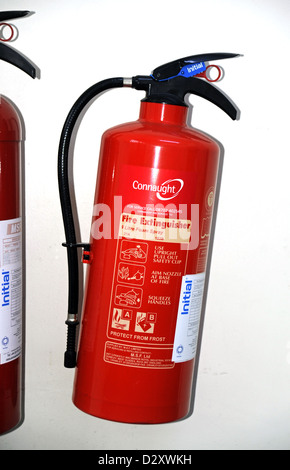 Feuerlöscher, die an einer Wand im Amt für Gesundheit und Sicherheit Stockfoto