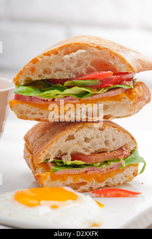 frische Ciabatta, Panini sandwich mit Eiern Tomaten Salat Stockfoto