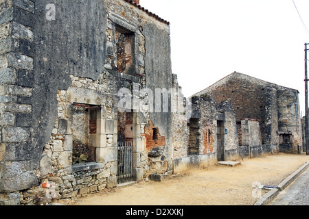 Eine Reihe von Häusern in den zweiten Weltkrieg in dem französischen Dorf Oradour-Sur-Glane ruiniert. Stockfoto