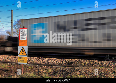 Sehen hören Eisenbahn Warnschild mit rasenden Zug an unbemannten Schranke überqueren Cambridgeshire England UK zu stoppen Stockfoto