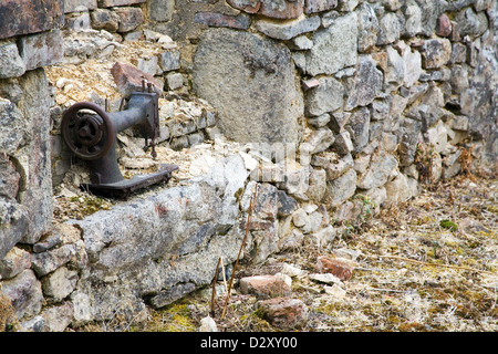 Ein Routinier arbeitete Nähen Maschine in den Überresten einer verfallenen Hütte in der zerstörten das französische Dorf Oradour-Sur-Glane. Stockfoto