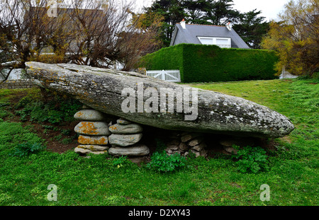 "Menhir Couché" betteln äh Vil Punkt, Stadt Quiberon Halbinsel Quiberon (Bretagne, Frankreich). Stockfoto