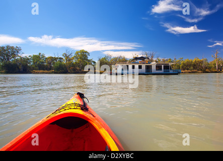 Hausboot und Kanu auf dem Murray River in South Australia Stockfoto