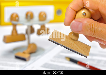 leere Stempel in Hand für Ihren individuellen text Stockfoto