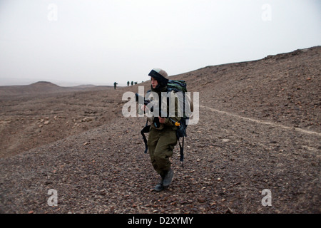 Israelische Soldatinnen aus dem Combat Intelligence Collection Corps Teilnahme an einen Bohrer in der Wüste Negev nahe der Grenze zu Ägypten in Israel. Stockfoto