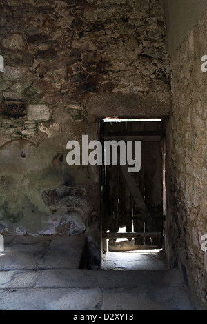 Das französische Dorf Oradour-Sur-Glane zerstört. Diese Holztür in der Dorfkirche diente Ausbrecher. Stockfoto