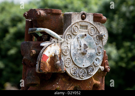 Die ausgebrannte Überreste einer alten Metall Benzin Pumpe Guage/Zifferblatt, es ist sehr rostig und beschädigt. Stockfoto