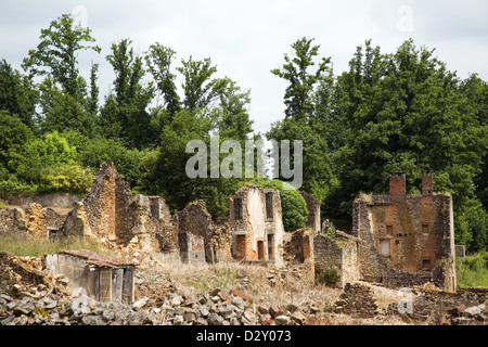 Gebäude bleibt in dem französischen Dorf Oradour-Sur-Glane. Die Häuser In einem Ruined Zustand geblieben. Stockfoto