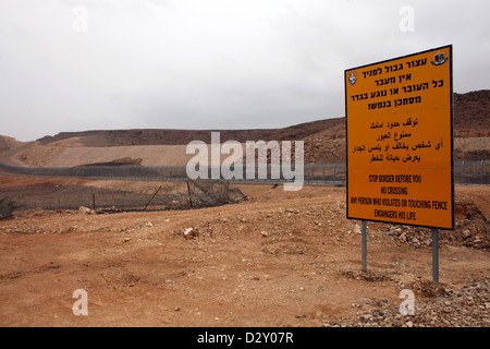 Grenzwarnschilder an der trostlosen Straße 10, die sich parallel zur Grenze zu Ägypten in der Negev-Wüste, Israel, erstreckt. Nach einem militärischen Sicherheitsratgeberin sind die gesamten 113 Meilen für den zivilen Verkehr fast dauerhaft gesperrt Stockfoto