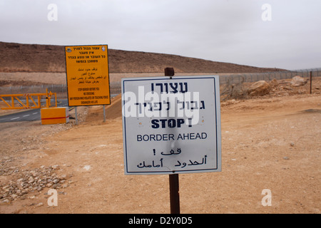 Grenzwarnschilder an der trostlosen Straße 10, die sich parallel zur Grenze zu Ägypten in der Negev-Wüste, Israel, erstreckt. Nach einem militärischen Sicherheitsratgeberin sind die gesamten 113 Meilen für den zivilen Verkehr fast dauerhaft gesperrt Stockfoto