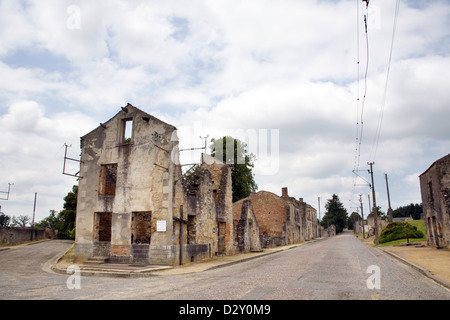 Die zerstörten französischen Dorf Oradour-Sur-Glane. Dies ist ein Blick auf die Hauptstraße, die Tram-Station. Stockfoto