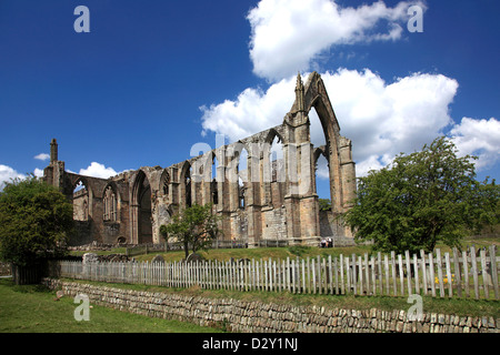 12. Jahrhundert Bolton Abbey Priorat, in der Nähe von Skipton, Yorkshire Dales National Park, England-Ruinen Stockfoto