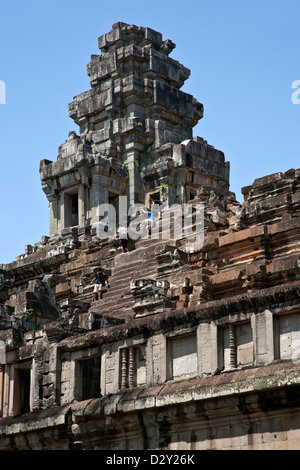 Touristen, die das Treppensteigen. TA Keo Tempel. Angkor. Kambodscha Stockfoto