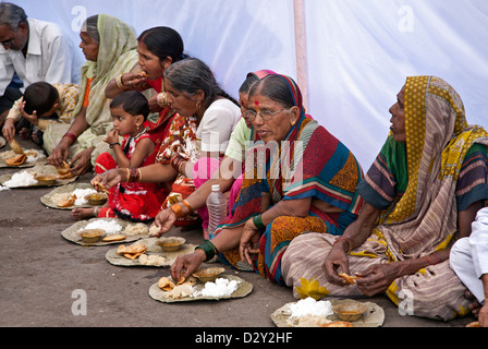 Indische Frauen Essen ein Thali (traditionelles Essen). Varanasi (Benares). Indien Stockfoto