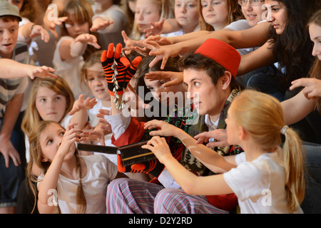 Proben für eine Schulaufführung von Oliver an Pasteten Grammar School in Cheltenham, Gloucestershire UK Stockfoto