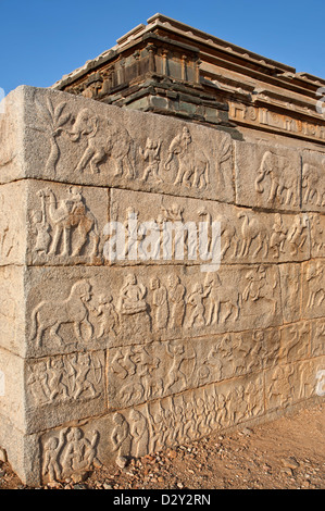 Wandschnitzereien. Mahanavami Dibba. Königliche Gehege. Hampi. Indien Stockfoto