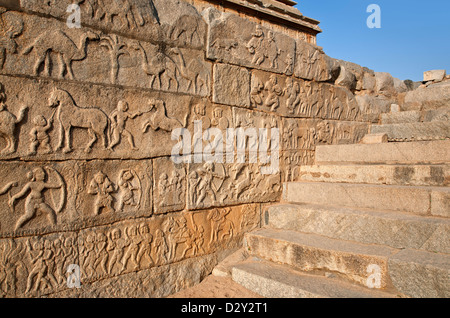 Wandschnitzereien. Mahanavami Dibba. Königliche Gehege. Hampi. Indien Stockfoto