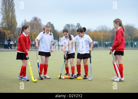 Ein Spiele-Lehrer weist Mädchen während Hockeytraining an Pasteten Grammar School in Cheltenham, Gloucestershire UK Stockfoto