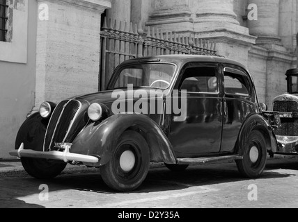 Fiat Topolino Pkw auf den Straßen von Rom während einer Filmsequenz. Stockfoto