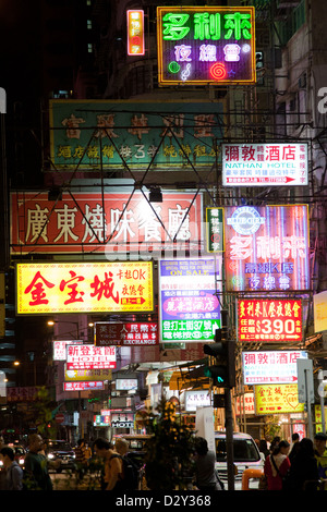 Hong Kong Neon Straßenschilder in der Nacht Stockfoto