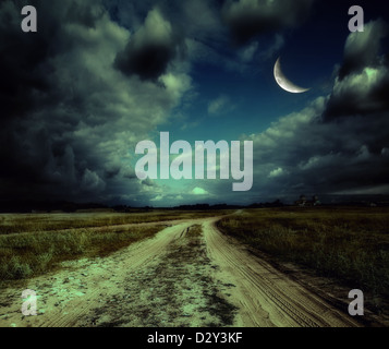 Landstraße zur Kirche Stockfoto