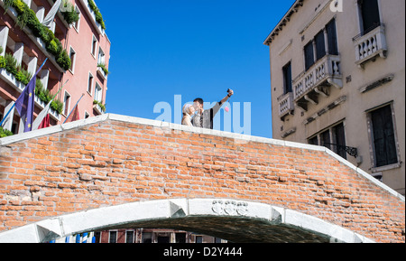 Junges Paar ein Selfie Foto von sich selbst auf einer Brücke in der Nähe von Hotel Papadopoli in Venedig Italien Stockfoto