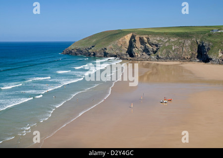 Idyllischen Sandstrand in Mawgan Porth, Cornwall, mit Trenance Punkt außerhalb Stockfoto