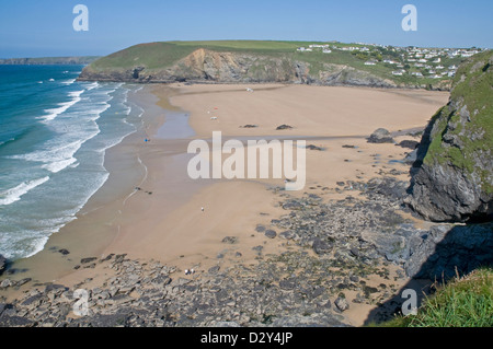 Idyllischen Sandstrand in Mawgan Porth, Cornwall, mit Trenance Punkt außerhalb Stockfoto