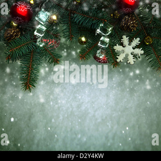 grobe blaue Urlaubsvertretungen mit vielen Schneeflocken Stockfoto