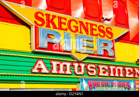 Neon-Schilder für ein Vergnügungen und die Pier in Skegness Lincolnshire England UK GB EU Europa Stockfoto