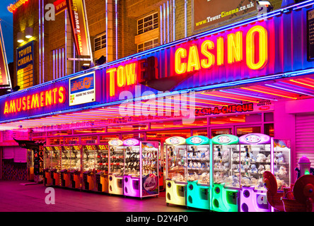 Neon Schilder für eine Spielhalle und Casino Spielautomaten Halle nachts Skegness Lincolnshire England UK GB EU Europa Stockfoto