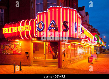 Leuchtreklamen für eine Spielhalle und Bingo Hall bei Nacht Skegness Lincolnshire England UK GB EU Europa Stockfoto