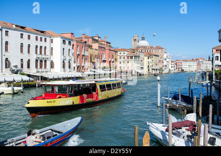 Wasserbus oder Vaporetto auf dem Canal Grande Venedig Stockfoto