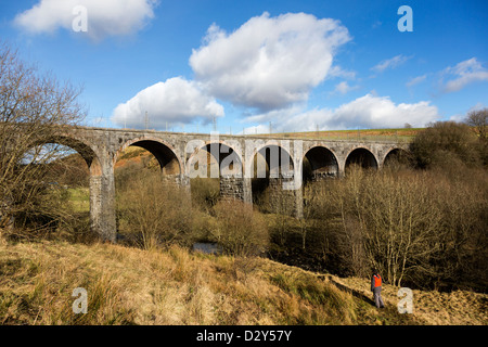 Person auf Fußweg auf Blaen y Cwm Viadukt Grad II aufgeführten Denkmal aka Nant y Bwch neun Bögen in der Nähe von Tredegar Wales UK Stockfoto