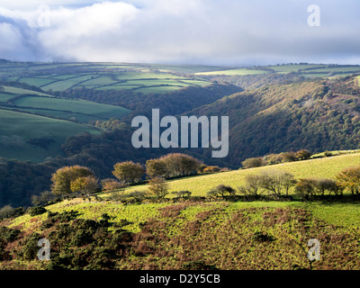 Exmoor Nationalpark mit Flecken von Sonnenlicht über Felder und weit entfernten Hügel von Countisbury, betrachtet. Stockfoto