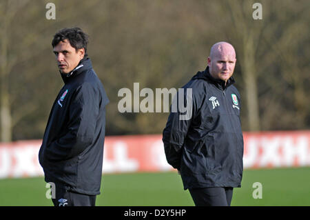 Fußball Training - Cardiff - UK 4. Februar 2013 Wales: Wales-Manager Chris Coleman mit vorwärts Coach John Hartson. Bildnachweis: Phil Rees/Alamy Live-Nachrichten Stockfoto