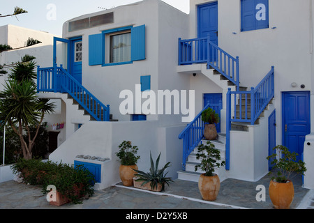 Mykonos. Cyclades. Grecce. Weißen Haus mit einem blauen Türen und Fenster Fensterläden in eine Seitengasse von Chora. Stockfoto