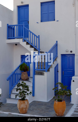 Mykonos. Cyclades. Grecce. Weißen Haus mit einem blauen Türen und Fenster Fensterläden in eine Seitengasse von Chora. Stockfoto