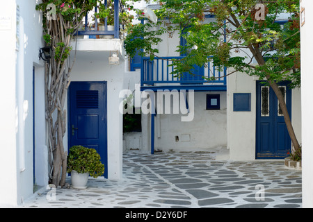 Mykonos. Cyclades. Grecce. Ansicht der weiß getünchten Häuser mit blauen Türen in eine Seitengasse von Chora, der Hauptstadt Mykonos. Stockfoto