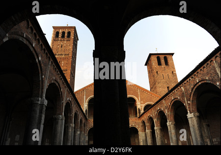 Italien. Mailand. Basilika des Heiligen Ambrosius. Consagred in 379. Im romanischen Stil wieder aufgebaut. 12. Jahrhundert. Veranda. Stockfoto