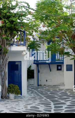 Mykonos. Cyclades. Grecce. Ansicht der weiß getünchten Häuser mit blauen Türen in eine Seitengasse von Chora, der Hauptstadt Mykonos. Stockfoto