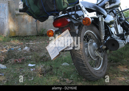 Weligama, Sri Lanka, von Hand gefertigte Kfz-Kennzeichen eines Motorrades Stockfoto