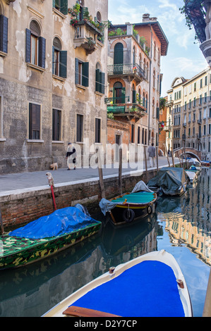 Kanal und Gebäude entlang der Fondamenta Sacchere in Venedig Stockfoto