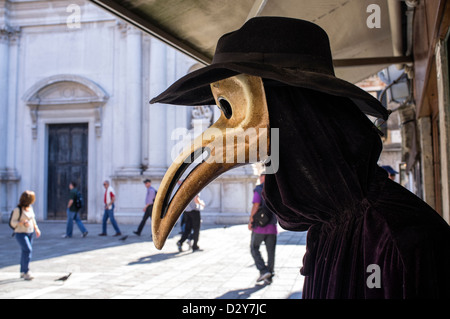 Vogel-Schnabel-Maske auf dem Display vor Geschäft in Venedig Stockfoto