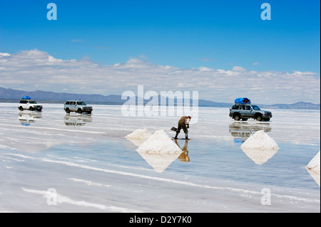 4WD Autos auf Salir de Uyuni salt Flats, Bolivien, Südamerika Stockfoto