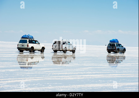 4WD Autos auf Salir de Uyuni salt Flats, Bolivien, Südamerika Stockfoto